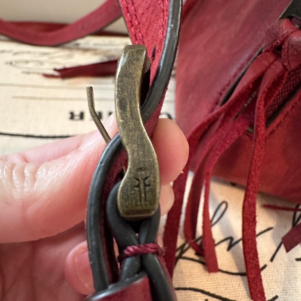 Frye Leather Zip Top Sangria Camera Bag Purse - Picture 6 of 10